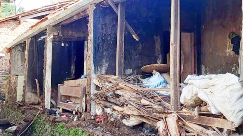 Belasan Rumah di Majalengka Rusak Akibat Guncangan Gempa Garut