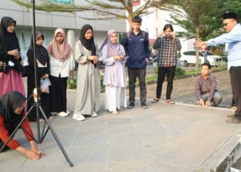Tentukan Arah Kiblat, Mahasiswa Ilmu Falak UIN Siber Cirebon Gelar Praktik Rashdul Kiblat