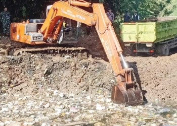 DLH Kabupaten Cirebon Angkut Sampah di Sungai Singaraja, 6 Armada Diterjunkan