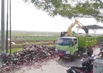 DLH Kabupaten Cirebon Bersihkan Sampah Liar di Desa Kalirahayu