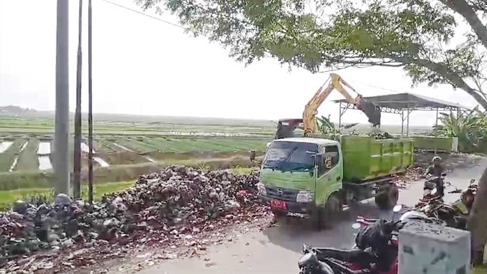 DLH Kabupaten Cirebon Bersihkan Sampah Liar di Desa Kalirahayu