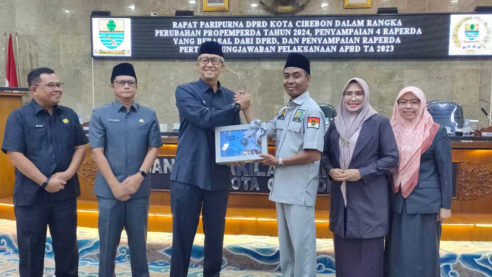 Gelar Paripurna, DPRD Kota Cirebon Terima Raperda