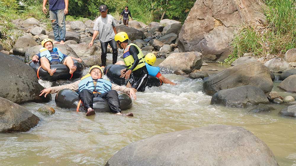 Wisata Memacu Adrenalin di Cirebon, Kubang River Tubing Sensasi Meluncur di Sungai Cipager