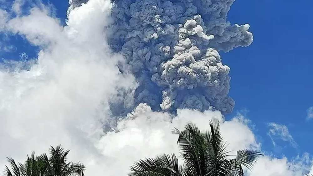 Lebih Besar, Gunung Ibu Erupsi Lagi, Lontarkan Abu Setinggi 7.000 Meter