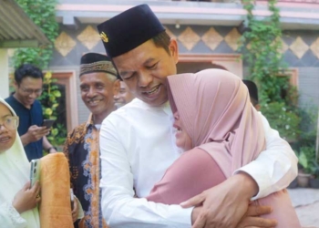 Kang Dedi Mulyadi Salat Iduladha di Dekat TKP Kematian Vina, Dipeluk Emak-emak Cirebon dan Bagi-bagi Daging