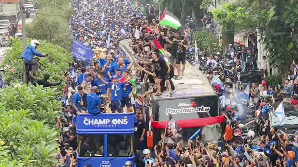 Bandung Biru, Ratusan Ribu Bobotoh Sambut Kedatangan Pemain Persib