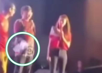 Bung Towel Dilempar Botol Saat Berkomentar Pertandingan Timnas Indonesia Vs Filipina