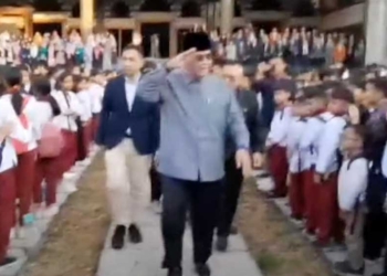 Bebas, Cucu Beri Hormat Ala Militer ke Panji Gumilang Pimpinan Pesantren Al Zaytun Indramayu