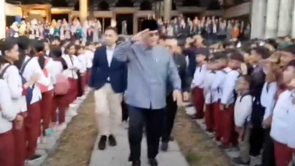 Bebas, Cucu Beri Hormat Ala Militer ke Panji Gumilang Pimpinan Pesantren Al Zaytun Indramayu