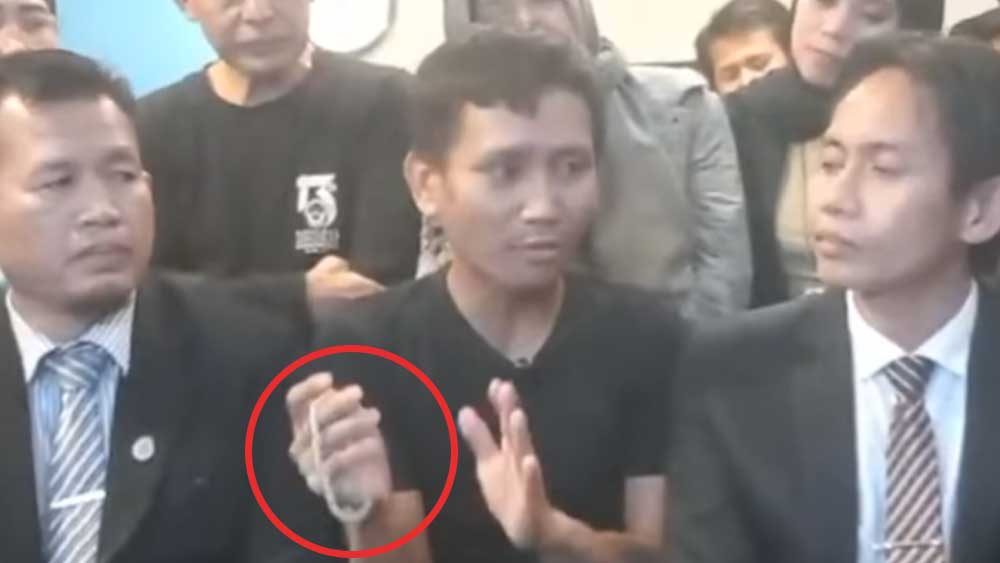 Jemari Pegi Setiawan Selalu Memutar Biji Tasbih Kecil di Tangannya