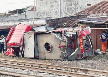 Ngebut ke Lokasi Kebakaran, Mobil Damkar Indramayu Ditabrak Kereta Api