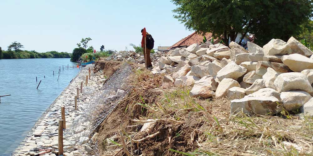 Tebing Sungai Cisanggarung di Tawangsari Cirebon Diperbaiki