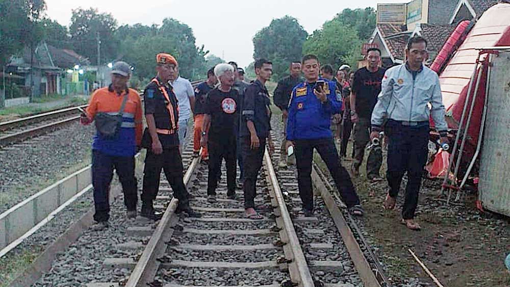Terobos Pintu Perlintasan, Mobil Damkar Indramayu Dihajar Kereta Api, Begini Kronologinya