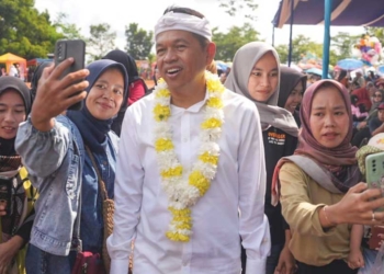 Muncul di Tasikmalaya, Kang Dedi Mulyadi Diserbu Ibu-ibu di Cineam dan Karang Jaya