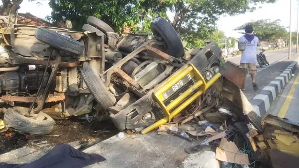 Dua Truk Grup Sandiwara Kecelakaan di Losarang Indramayu, 1 Tewas 5 Luka Parah