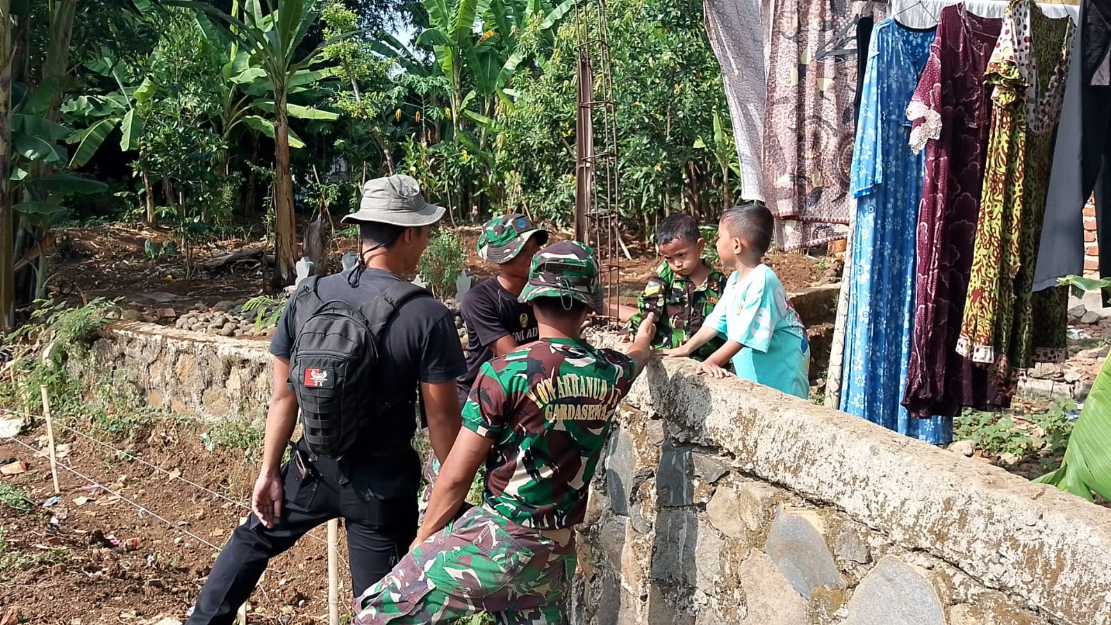 Akrab dengan Anak-anak di Lokasi TMMD Desa Kubang Cirebon, Perkuat Hubungan TNI dan Masyarakat