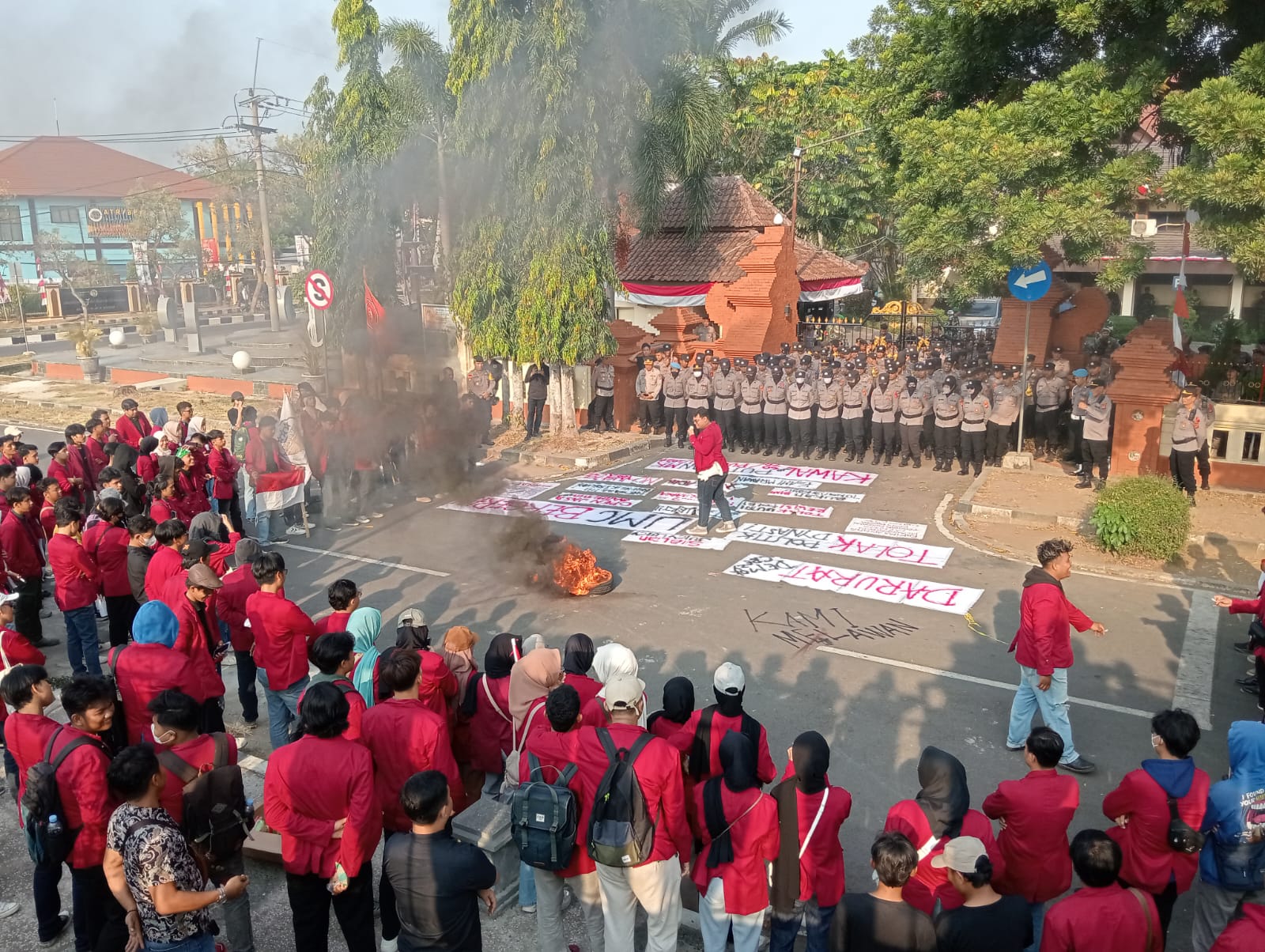 LAWAN! Ratusan Mahasiswa Geruduk Gedung DPRD Kabupaten Cirebon Sampaikan 7 Tuntutan