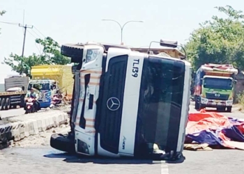 Kecelakaan di Cirebon, Truk Bermuatan Puluhan Ton Terguling di Pengarengan
