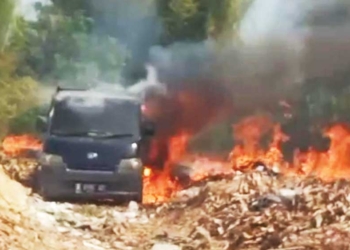 Lagi Bongkar Sampah, Mobil Pikap Terbakar