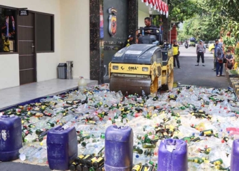 Musnahkan Ribuan Botol Miras di Cirebon