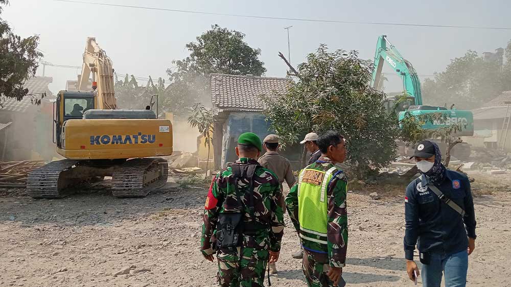 Pj Bupati Cirebon Wahyu Mijaya Awasi Langsung Pembongkaran Warem Goa Macan