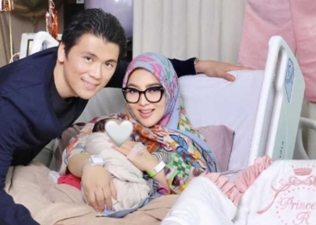 Reino Barack dan Syahrini Kikir Kuku Baby R