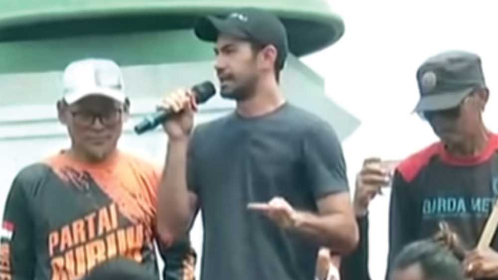 Aktor Reza Rahadian Ikut Demo Tolak RUU Pilkada