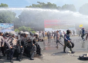 Rusuh, Petugas Pukul Mundur Pengunjuk Rasa di Cirebon