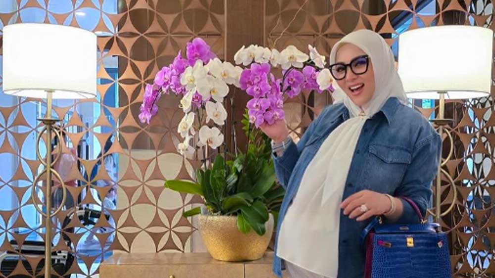 Syahrini Melahirkan Anak Pertama Tepat di Hari Ulang Tahunnya ke 44