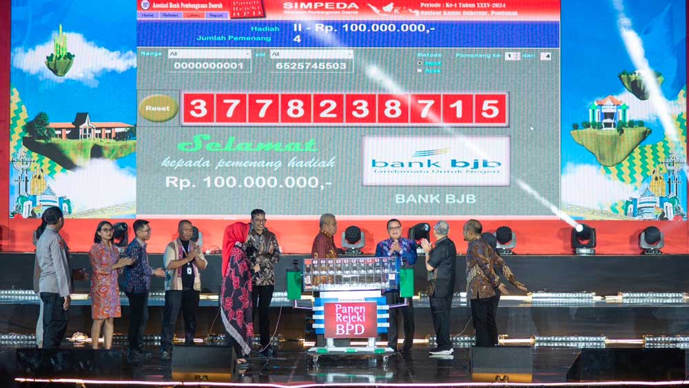 Nasabah Bank bjb Menang Hadiah Ratusan Juta Undian Simpeda di Kota Pontianak