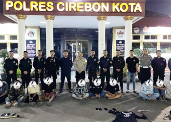6 Terduga Pelaku Geng Konten Tawuran di Cirebon Digelandang Polisi