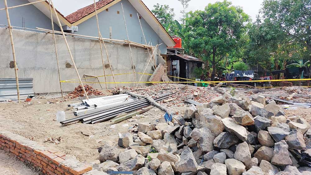 Bangunan Tembok Alfamart di Cirebon Roboh, Timpa 6 Pekerja, 5 Ditangani di Puskesmas, 1 Dirujuk ke RS