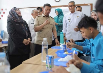 Prabowo Batal ke Cirebon, Ketua Wantimpres Wiranto Uji Coba Makan Bergizi Gratis