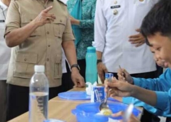 Prabowo Batal ke Cirebon, Ketua Wantimpres Wiranto Uji Coba Makan Bergizi Gratis