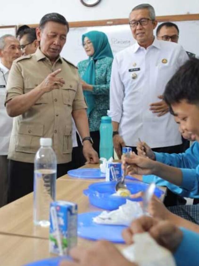 Prabowo Batal ke Cirebon, Ketua Wantimpres Wiranto Uji Coba Makan Bergizi Gratis