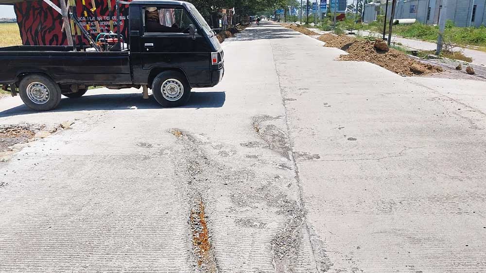 Bekas Ban Membahayakan, Jalan Beton Suranenggala-Arjawinangun Cirebon Baru segera Diperbaiki