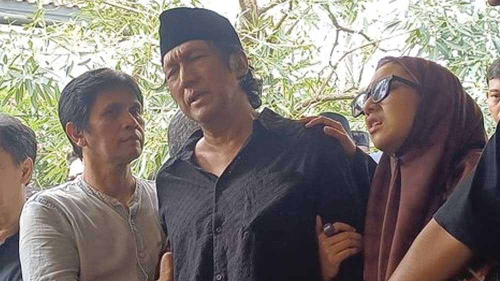 Ikang Fawzi Tak Kuasa Menahan Tangis Saat Antar Jenazah Marissa Haque