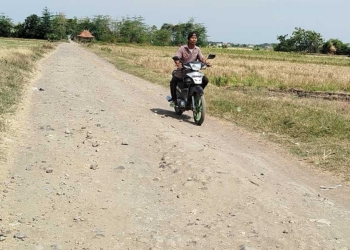 Jalan Eks Raill Ban di Babakan Cirebon Belum Tersentuh Perbaikan