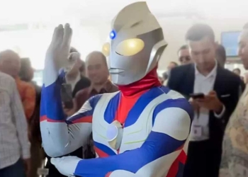 Jamaludin Malik Kenakan Kostum Ultraman Saat Pelantikan Anggota DPR RI