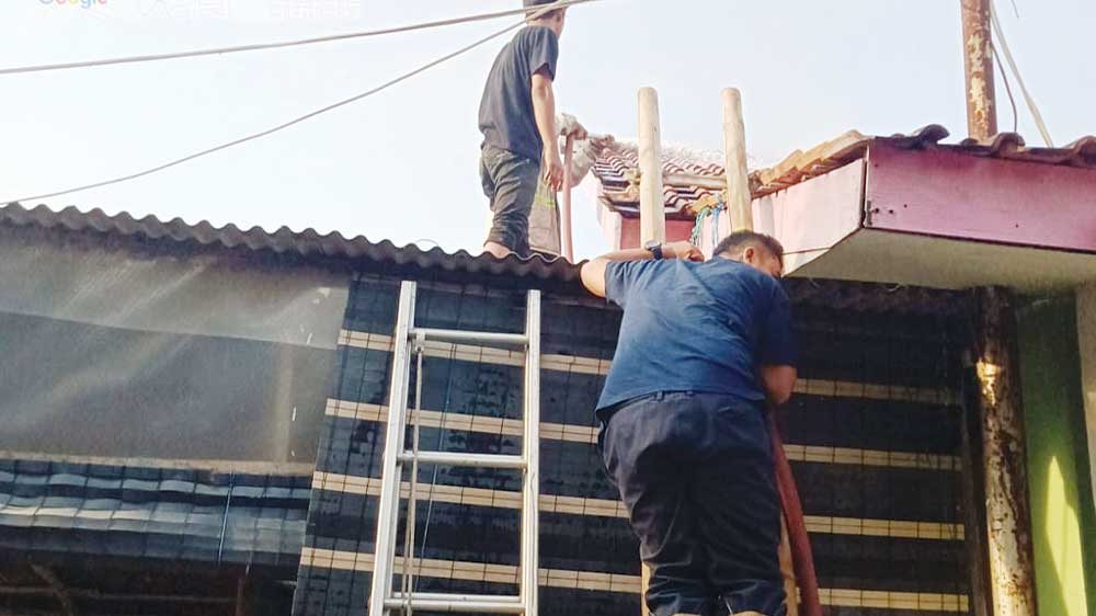 Jatuh saat Lakukan Pemadaman, Petugas Damkar Kabupaten Cirebon dan Warga Alami Patah Tulang