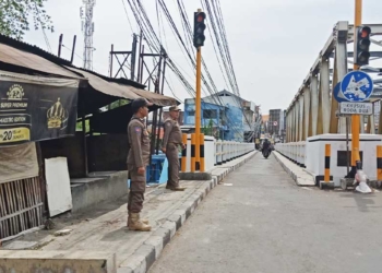 Satpol PP Kabupaten Cirebon Tongkrongi Lampu Merah, Marak Gepeng, Anjal, dan Manusia Silver