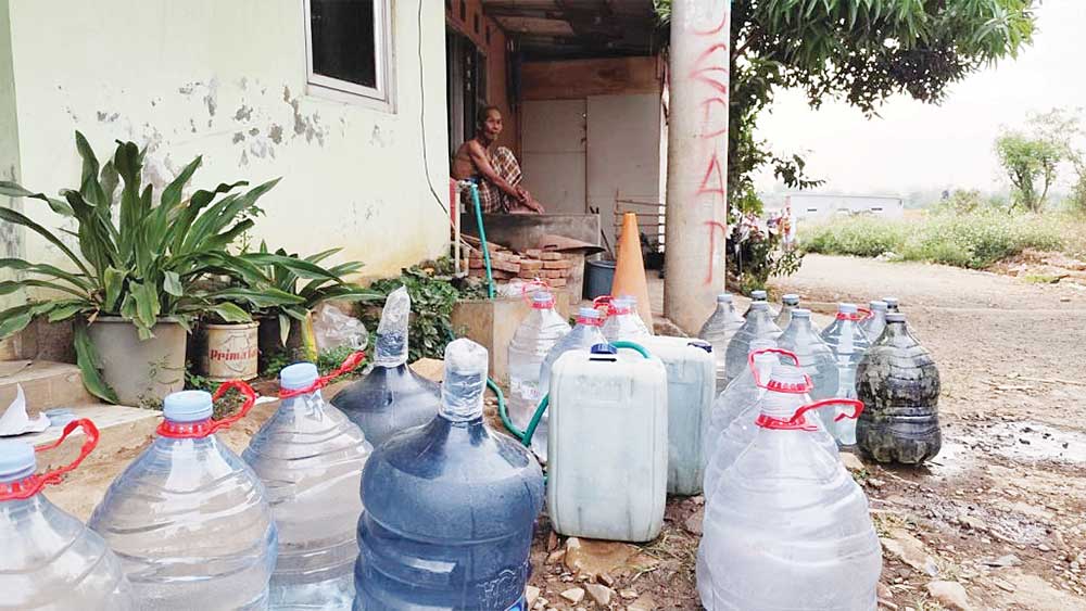 Warga Kampung Wanacala Kota Cirebon Krisis Air Bersih