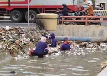 DLH Kabupaten Cirebon Minta Kuwu Pasang Jaring Penangkap Sampah di Sungai