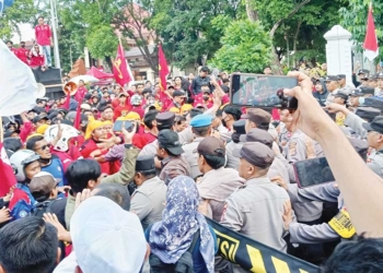 Demo, Buruh Cirebon Tuntut UMK Naik 20 persen, Tekankan KHL dan Penerapan Keputusan MK