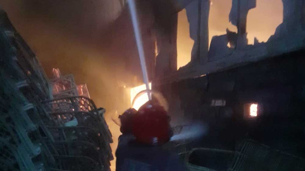 Gudang Pabrik Rotan Tegalwangi Cirebon Terbakar