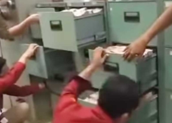 Jadi Beking Judi Online, Video Polisi Geledah Kantor Staf Menkominfo Viral, Ada Tumpukan Duit di Filling Kabinet