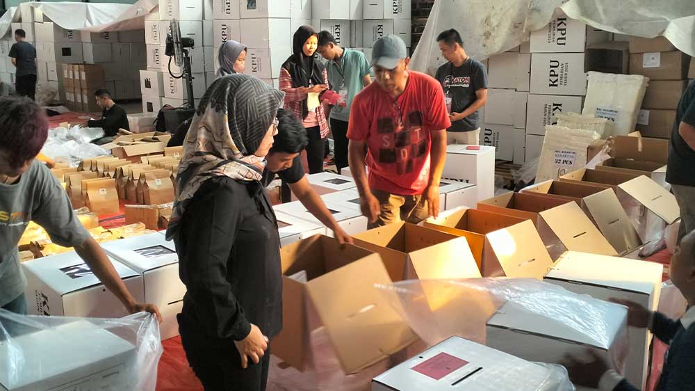 KPU Kabupaten Cirebon Mulai Distribusikan Logistik