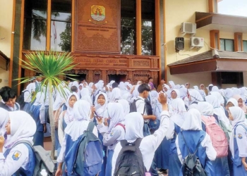 Ketua DPRD Kabupaten Cirebon Sophi Zulfia Ajak Pelajar Tak Apatis pada Politik