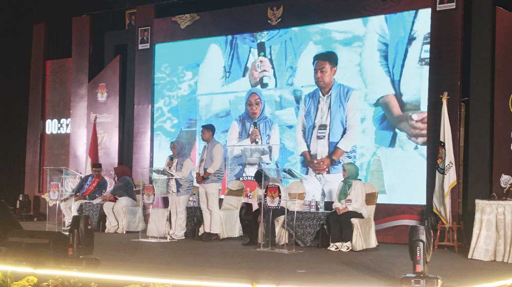 Pilwalkot Cirebon, Beres Janji Gratiskan Seragam Sekolah