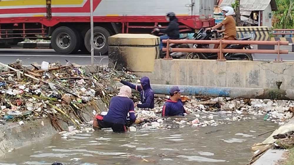 Saluran Sekunder di Desa Melakasari Cirebon Tersumbat Tumpukan Sampah